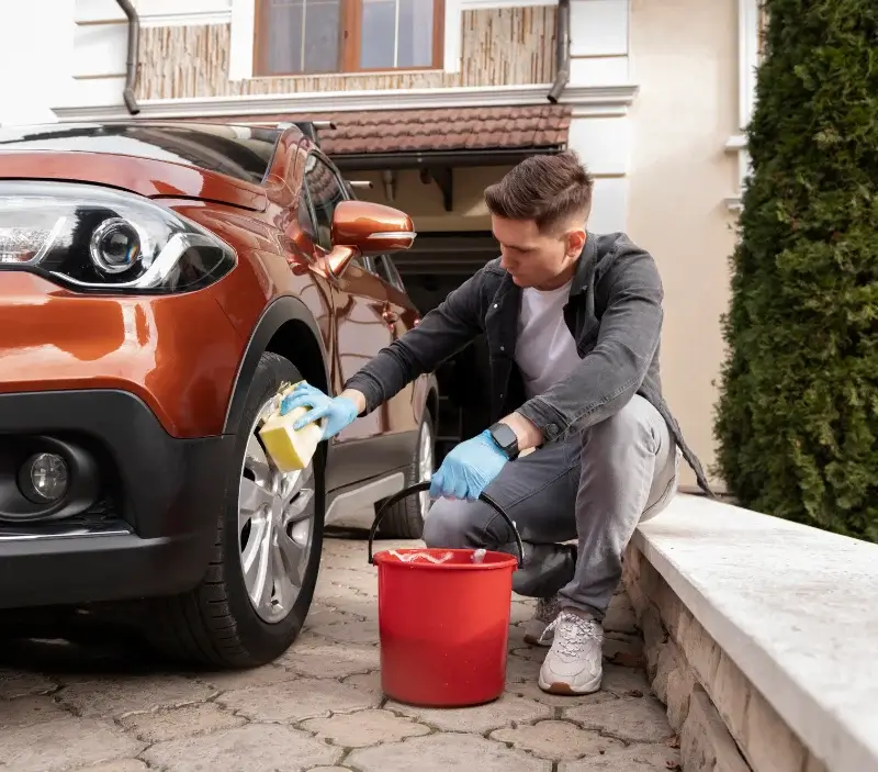 Lavage auto à domicile Le Pian-Médoc : professionnel intervenant sur un véhicule